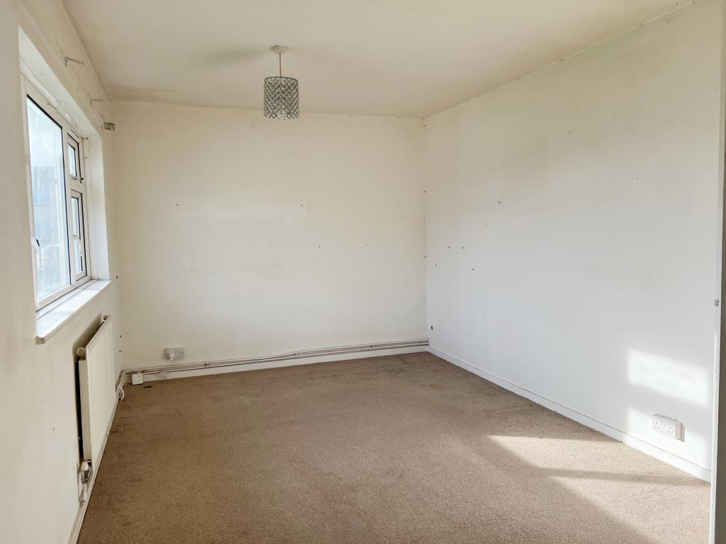 Lot: 102 - END-TERRACE HOUSE FOR UPDATING WITH GARDENS, PARKING AND GARAGE - 